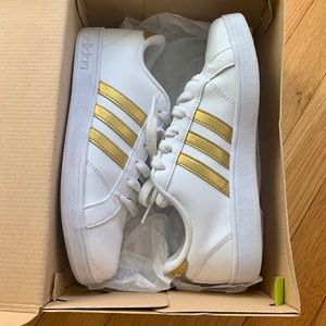 Adidas superstar shoes white/gold